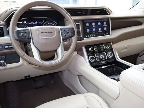 Used 2021 GMC Yukon Denali w/ Denali Premium Package AWD/4WD image 5