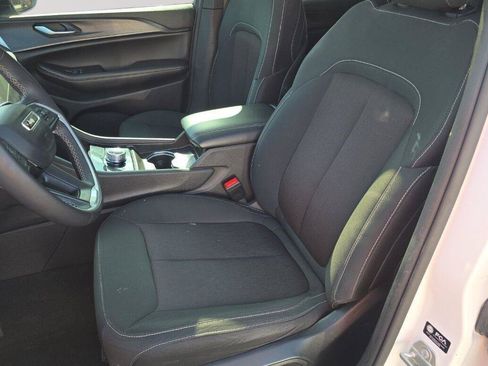 Used 2024 Jeep Grand Cherokee Laredo X RWD image 4