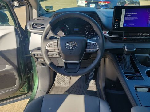 Used 2025 Toyota Sienna XLE image 24