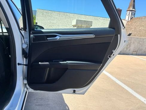 Used 2019 Ford Fusion SE FWD image 17