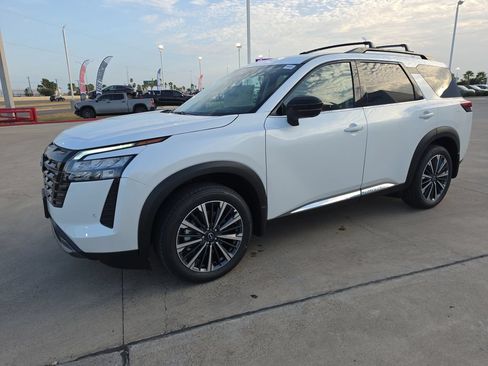 New 2026 Nissan Pathfinder Platinum FWD image 2
