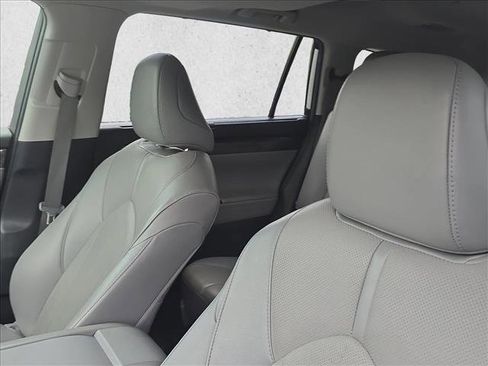 Used 2023 Toyota Highlander Limited FWD image 16