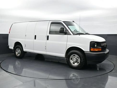 Used 2017 Chevrolet Express 2500 RWD image 3