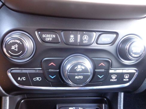Used 2016 Jeep Cherokee Limited AWD/4WD image 25