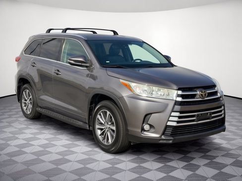 Used 2017 Toyota Highlander XLE FWD image 7