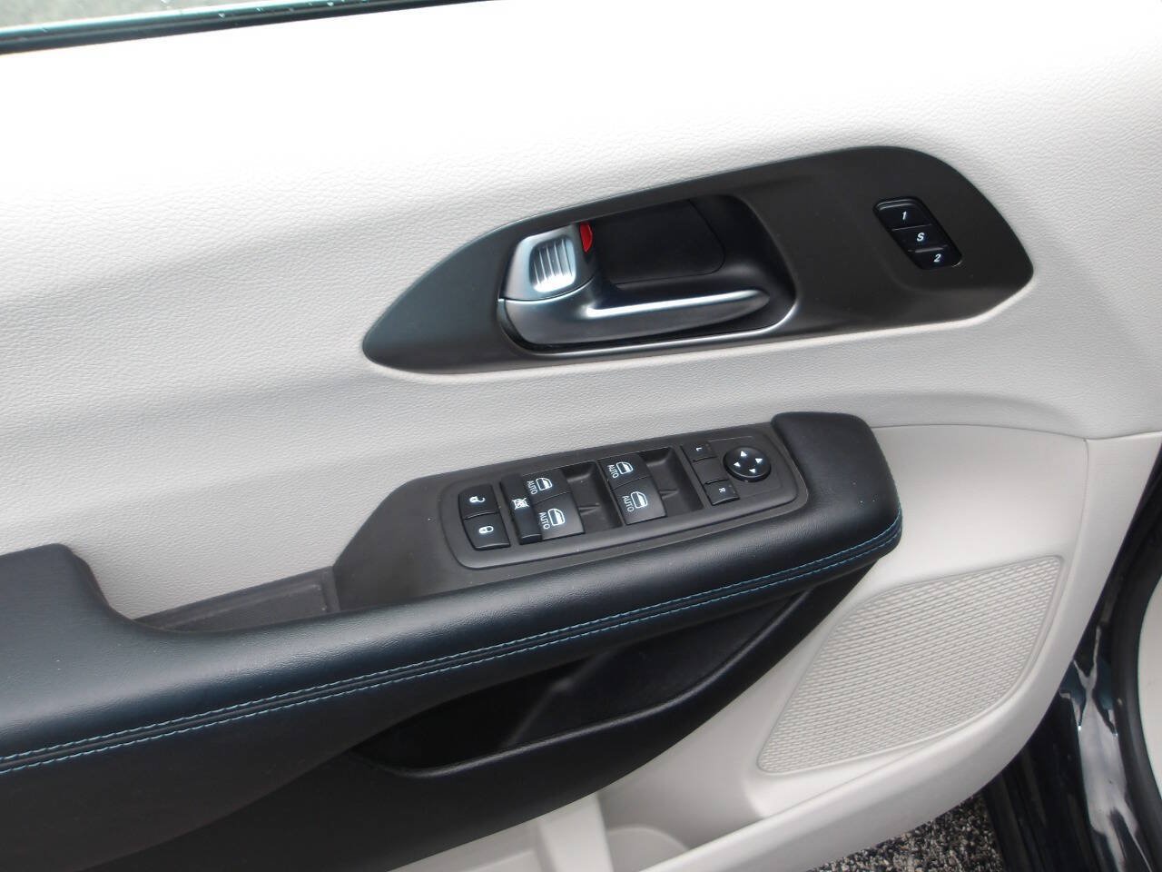 Used 2021 Chrysler Pacifica Touring-L w/ Uconnect Theater Family Group AWD/4WD image 10
