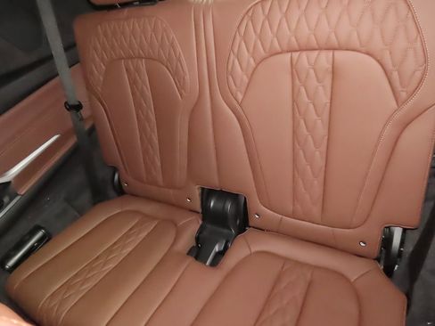 Used 2025 BMW X7 M60i AWD/4WD image 32