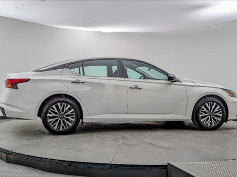 Used 2025 Nissan Altima 2.5 SV image 9