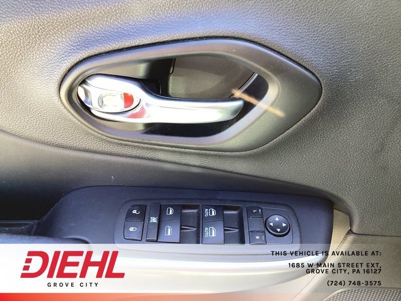 Used 2022 Jeep Cherokee Latitude Lux AWD/4WD image 17