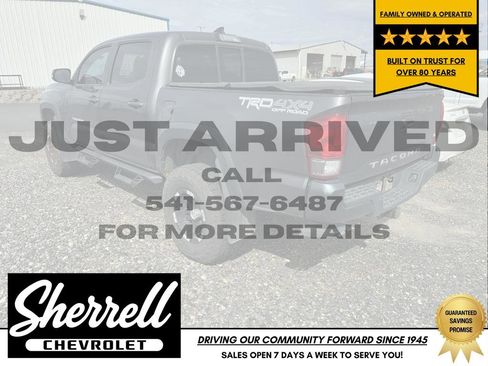 Used 2016 Toyota Tacoma TRD Off-Road w/ Premium & Technology Package AWD/4WD image 3