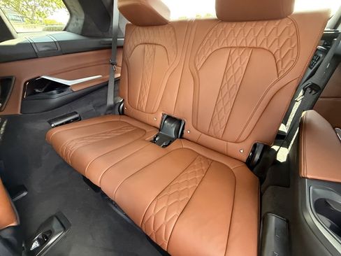 Used 2025 BMW X7 M60i w/ Climate Comfort Package image 32