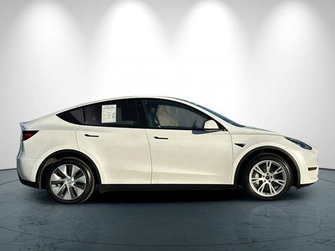 Used 2022 Tesla Model Y Long Range image 3