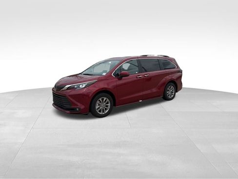 Used 2026 Toyota Sienna XLE image 11