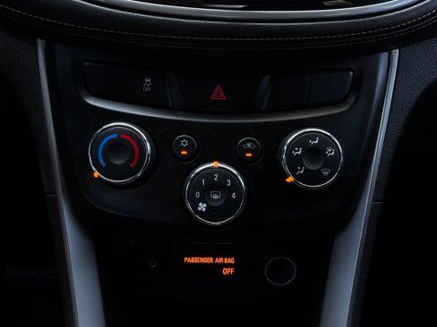 Used 2019 Chevrolet Trax LT w/ LT Convenience Package FWD image 24