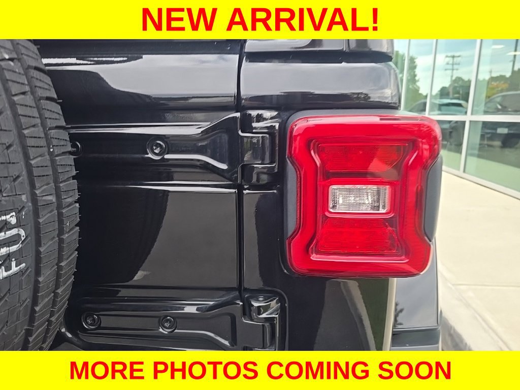 Used 2022 Jeep Wrangler Unlimited Sahara w/ Cold Weather Group AWD/4WD image 16