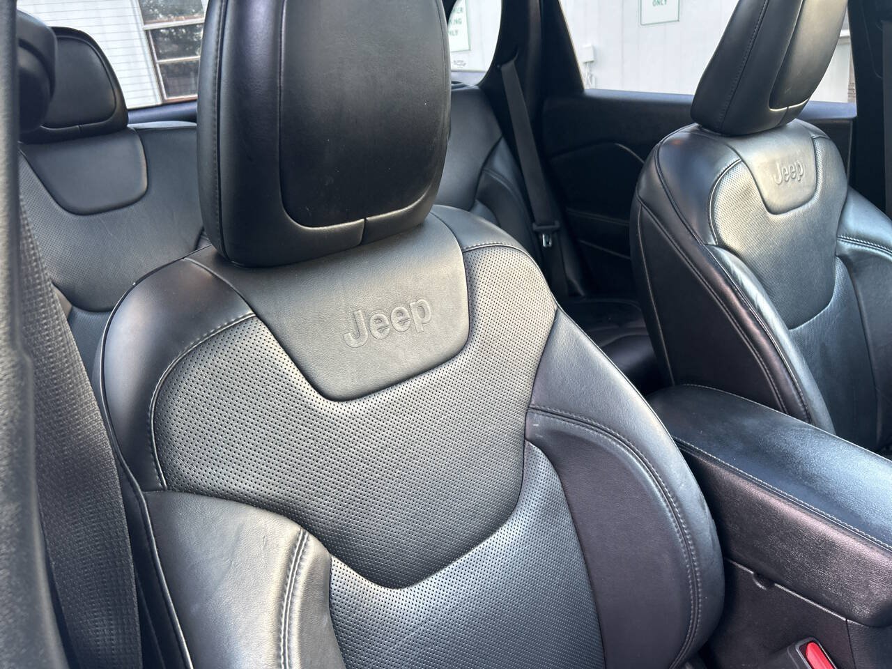 Used 2019 Jeep Cherokee Limited FWD image 30