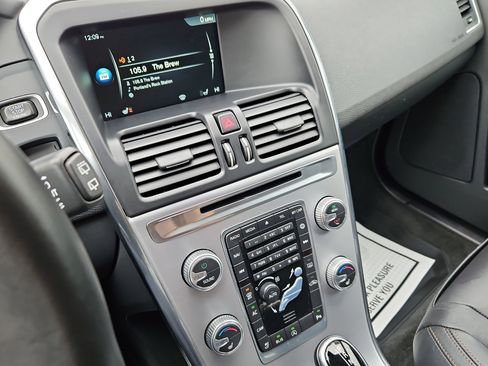 Used 2017 Volvo XC60 T6 Dynamic w/ Preferred Option Package image 18