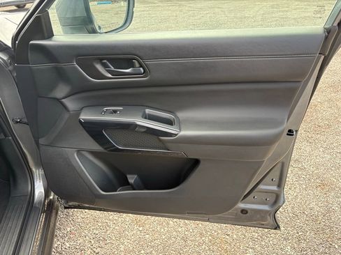 Used 2025 Nissan Pathfinder SV image 18