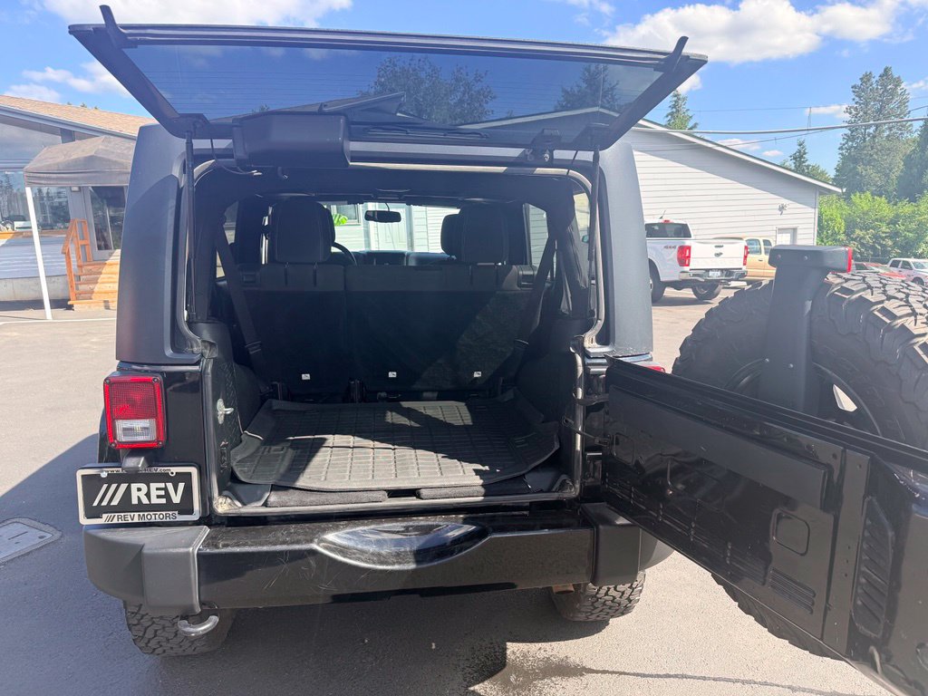 Used 2018 Jeep Wrangler Unlimited Sahara AWD/4WD image 31