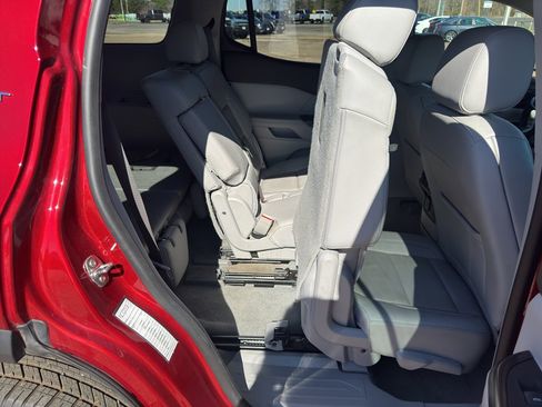 Used 2023 GMC Acadia SLT image 33