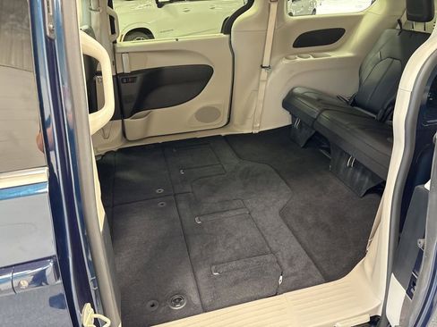 Used 2023 Chrysler Pacifica Touring-L FWD image 40