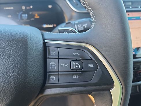 Used 2023 Jeep Grand Cherokee L Limited image 25