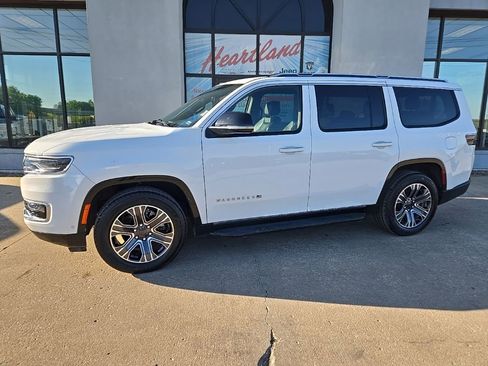 Used 2024 Jeep Wagoneer Series II w/ Flexible Seating Group AWD/4WD image 4