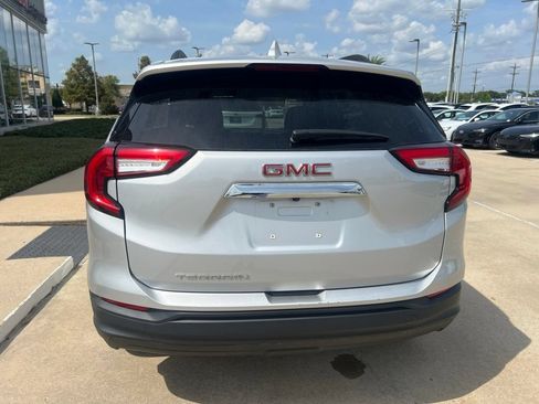 Used 2022 GMC Terrain SLE w/ Driver Convenience Package FWD image 4