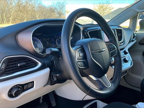 Used 2022 Chrysler Voyager LX image 9