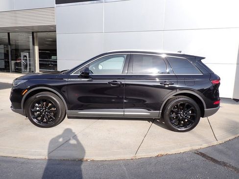 Used 2022 Lincoln Corsair AWD w/ Premium Package image 2
