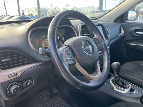 Used 2017 Jeep Cherokee Latitude w/ Cold Weather Group image 10