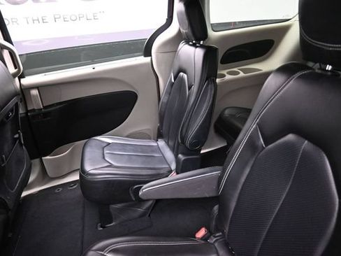 Used 2023 Chrysler Pacifica Touring-L FWD image 22