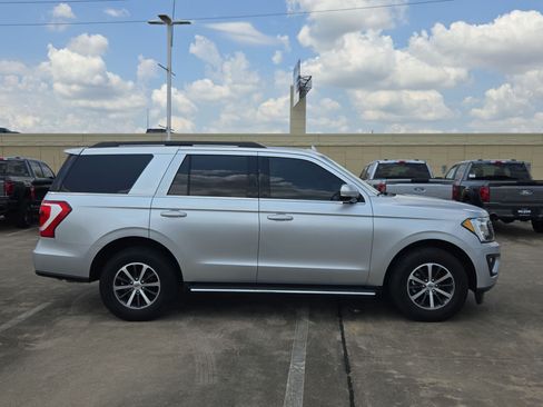 Used 2019 Ford Expedition XLT w/ Equipment Group 202A RWD image 2