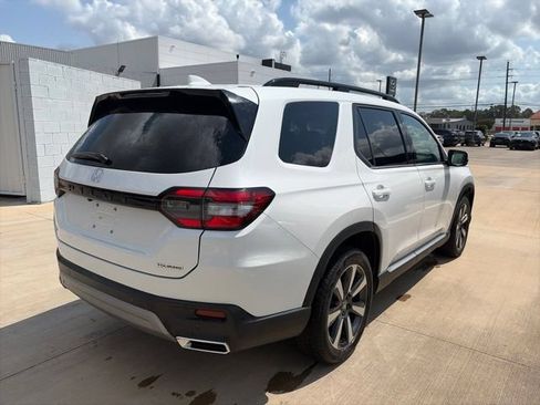 Used 2025 Honda Pilot Touring image 6