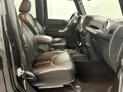 Used 2015 Jeep Wrangler Unlimited Sahara w/ Dual Top Group AWD/4WD image 29
