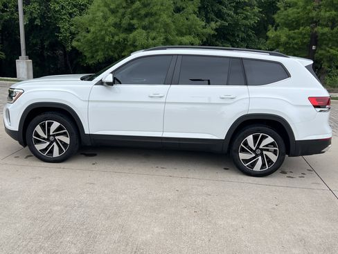 Used 2024 Volkswagen Atlas SE w/ Panoramic Sunroof Package FWD image 10