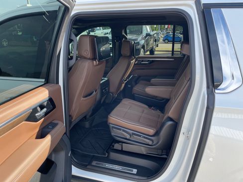 Used 2025 Chevrolet Suburban High Country AWD/4WD image 15