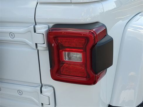 Used 2022 Jeep Wrangler Unlimited Sahara image 11