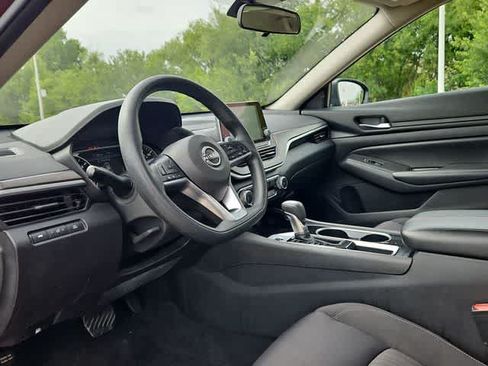 Used 2024 Nissan Altima 2.5 SV FWD image 10