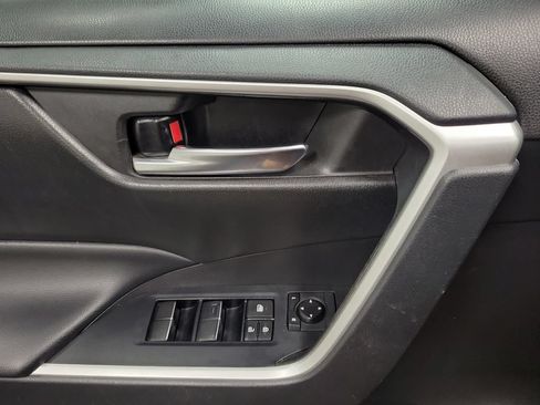 Used 2020 Toyota RAV4 XLE Premium FWD image 28