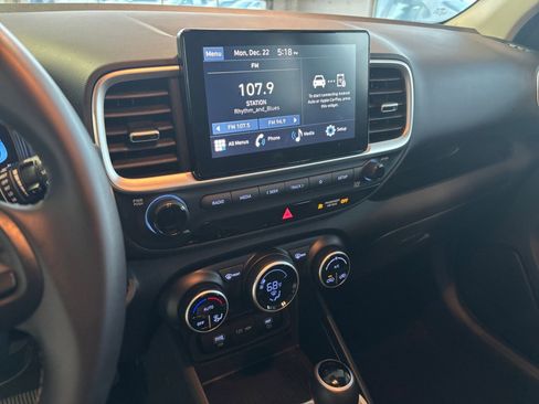 Used 2025 Hyundai Venue SEL image 21