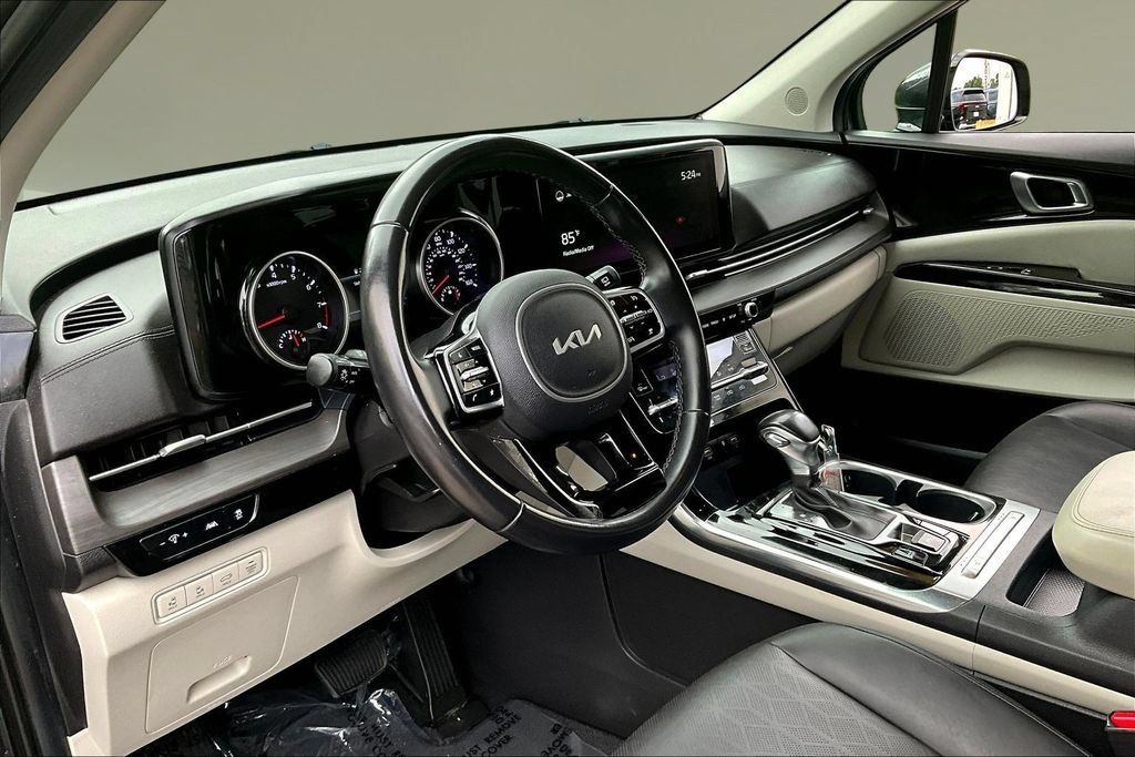 Used 2022 Kia Carnival EX FWD image 16