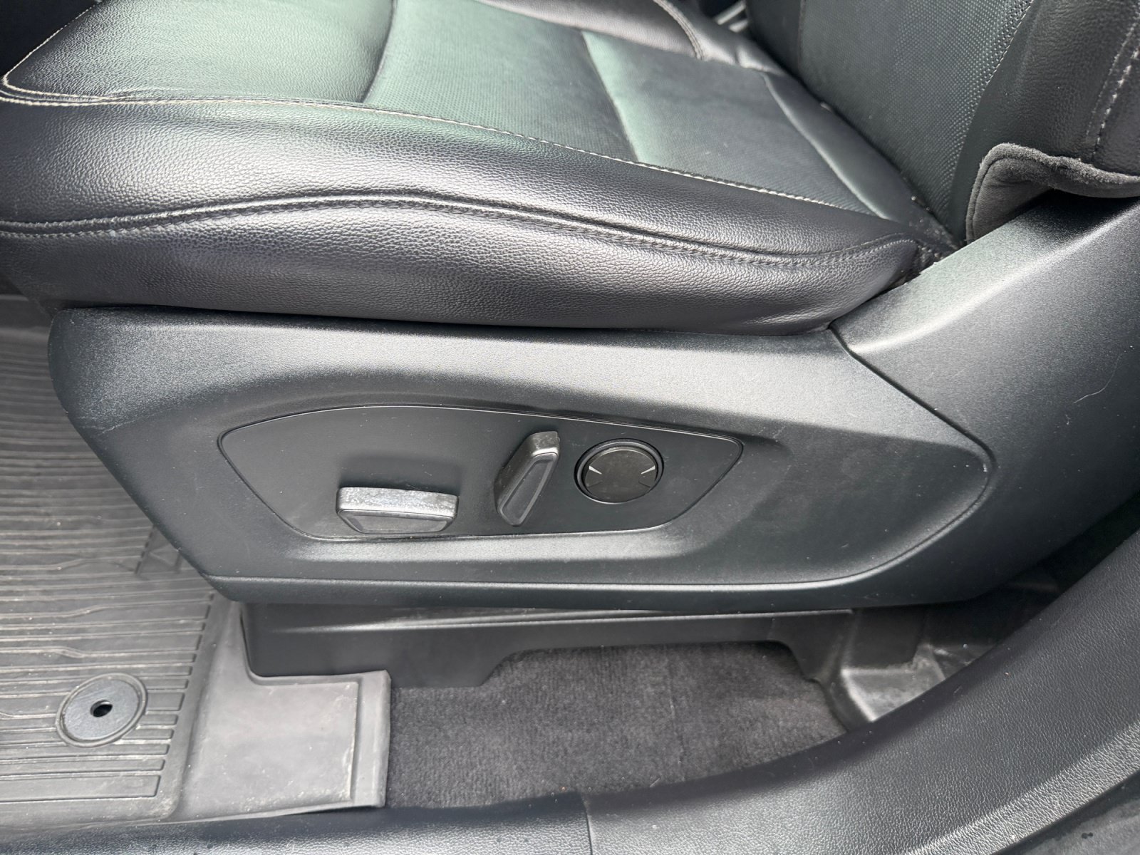 Used 2021 Ford Explorer Limited w/ Equipment Group 301A AWD/4WD image 14