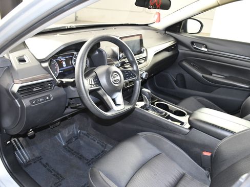 Used 2024 Nissan Altima 2.5 SV FWD image 2