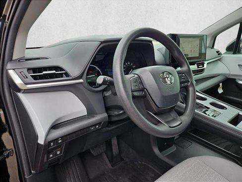 Used 2026 Toyota Sienna LE FWD image 10