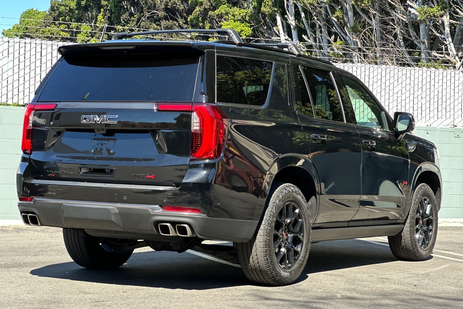 Used 2025 GMC Yukon AT4 Ultimate w/ LPO, AT4 Appearance Package AWD/4WD image 9