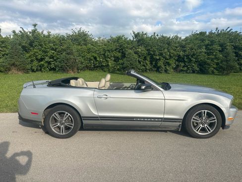 Used 2010 Ford Mustang Premium image 18
