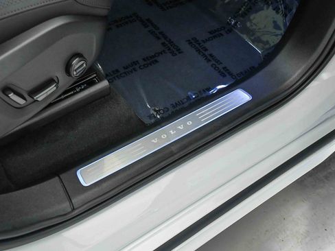 Certified 2025 Volvo XC90 B6 Plus w/ Protection Package Premier image 18