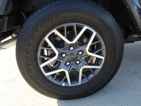 Used 2025 Jeep Wrangler Unlimited Sahara AWD/4WD image 7