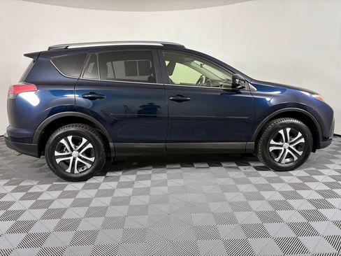 Used 2017 Toyota RAV4 LE AWD/4WD image 7